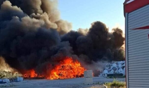 Incendio sospetto di un’area di stoccaggio di rifiuti