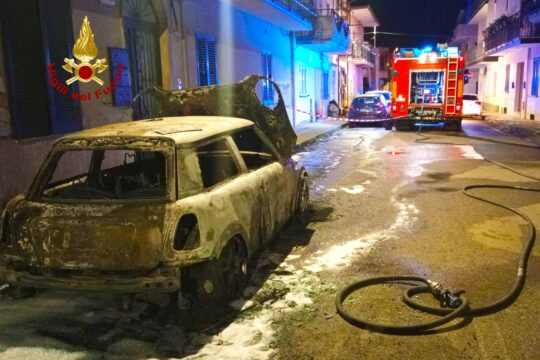 Auto in fiamme nella notte