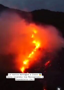 Pauroso incendio sul Partenio, le fiamme lambiscono le abitazioni