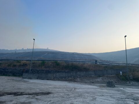 Valle Caudina: un incendio lambisce l’ex discarica di Tre Ponti