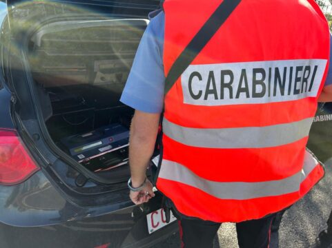 Rocambolesca fuga di un 45enne in preda all’alcool ed armato di coltello