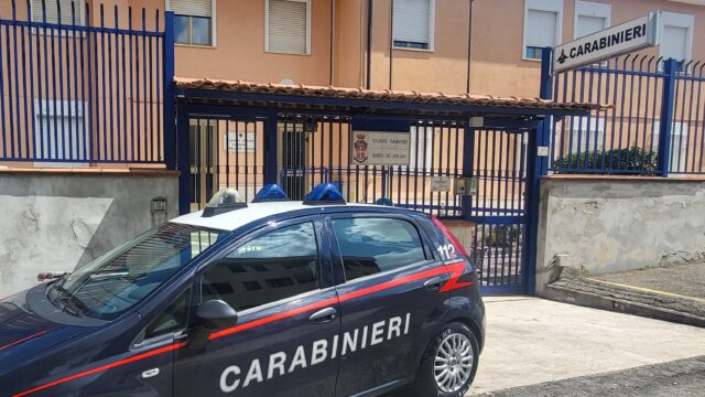 Spara contro l’auto della madre perchè si era rifiutata di dargli denaro