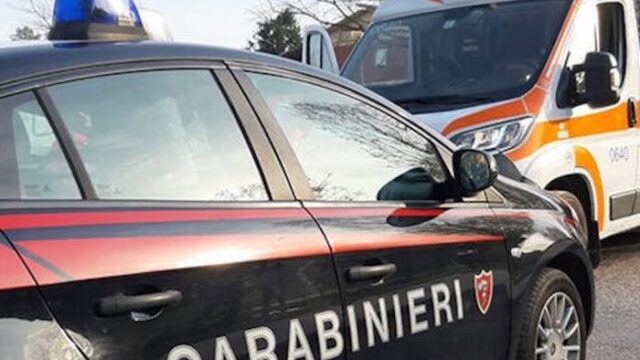 Auto contro una cabina elettrica, 40enne ferita