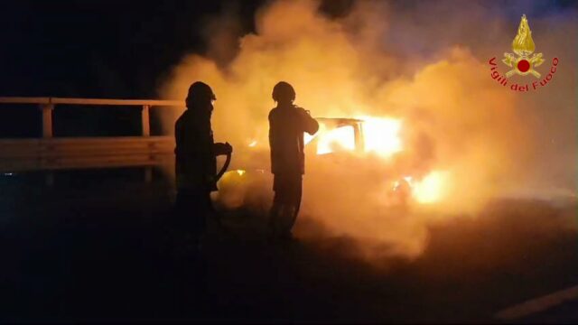 Auto in fiamme, gli occupanti si mettono in salvo