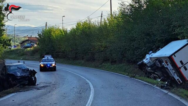 Incidente frontale tra auto e furgone