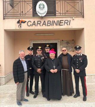 L’arcivescovo Cascio in visita alla stazione dei carabinieri di Gesualdo