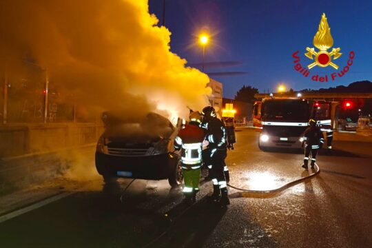 Auto e furgone in fiamme