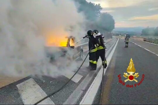 Due incendi di veicoli lungo l’autostrada