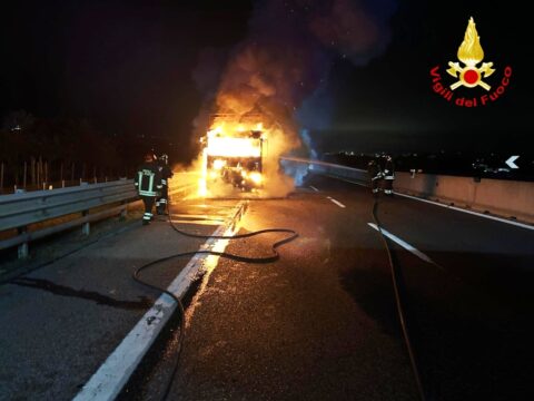 Autocarro in fiamme nella notte