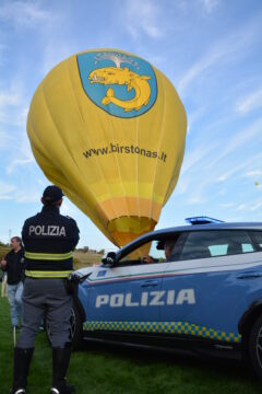 Il Festival delle mongolfiere di Fragneto Monforte si è arricchito con la Lamborghini Urus della Polizia si Stato