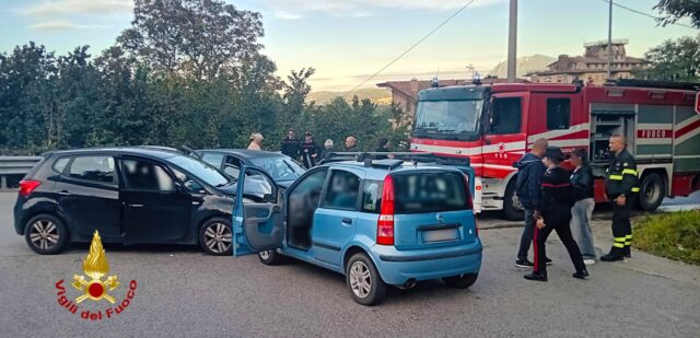 Scontro tra due auto con tre feriti