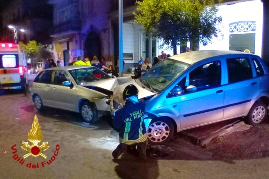 Quattro feriti nello scontro tra due auto