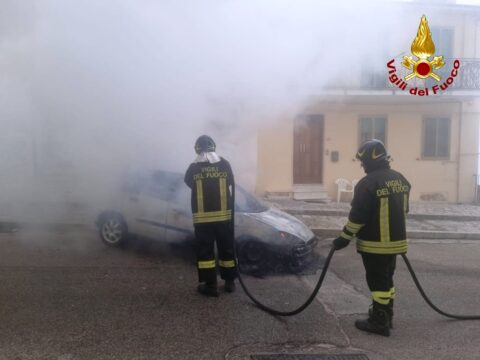 In fiamme auto in sosta