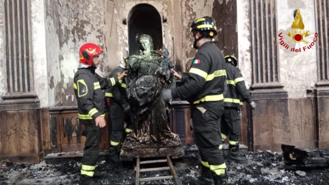 I vigili del fuoco mettono in salvo 3 statue dalla chiesa di San Ciriaco