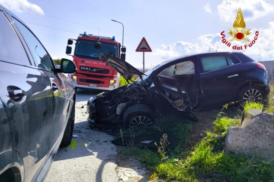 Tre feriti in un incidente stradale tra tre vetture