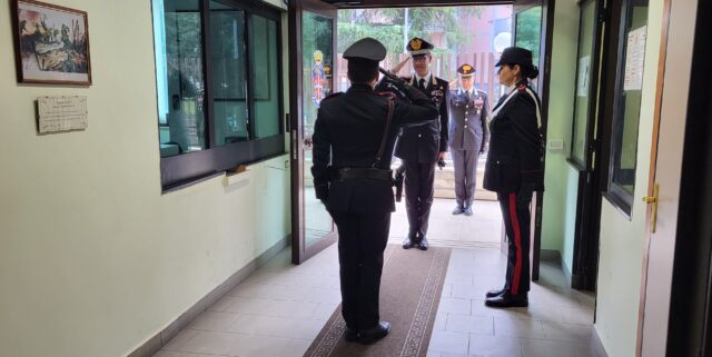 Il generale Minicucci visita la stazione carabinieri di Atripalda