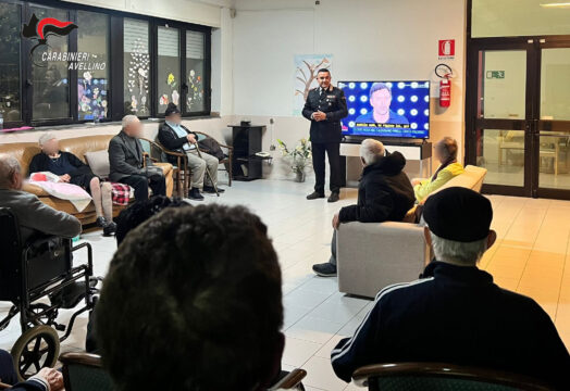 I carabinieri incontrano gli ospiti di un centro anziani per prevenire le truffe