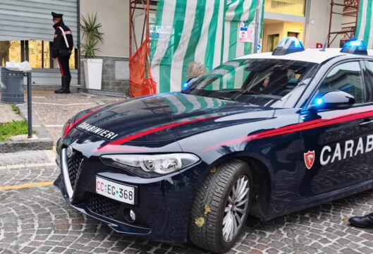 Cinque ladri portano via la cassa automatica da un’attività commerciale