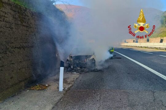 Auto con famiglia a bordo avvolta dalle fiamme