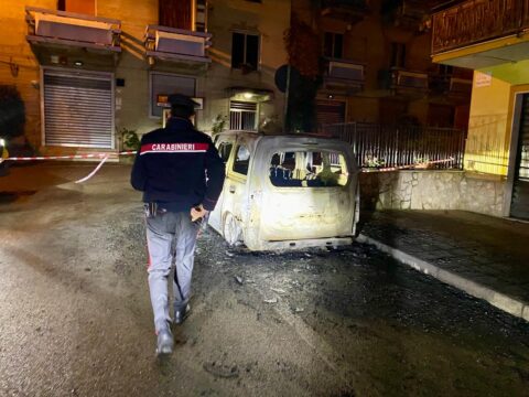 Auto in fiamme nella notte