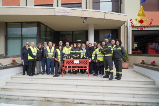 Una panchina rossa al comando provinciale dei vigili del fuoco di Avellino