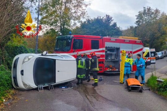 Auto si ribalta e 23enne resta incastrato