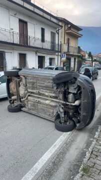 Cervinara: auto si ribalta in via Variante. donna bloccata nell’abitacolo