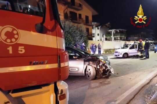 Donna bloccata in auto dopo violento incidente