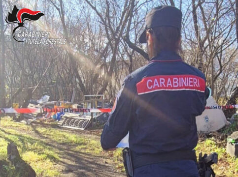 I carabinieri forestali scoprono un deposito di rifiuti non pericolosi