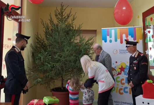 I carabinieri donano un albero di Natale ad un asilo nido