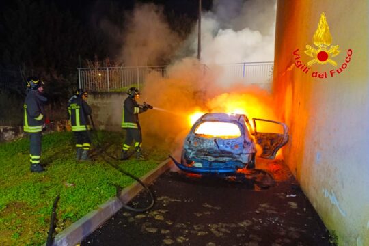 Le fiamme avvolgono un’auto