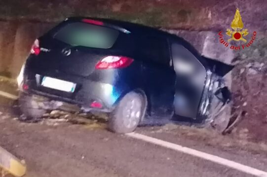 Auto contro muretto, a bordo un’intera famiglia