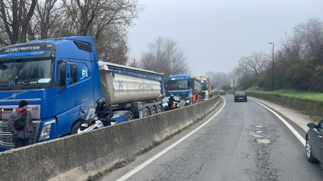 Valle Caudina: traffico bloccato a Sferracavallo per un tir in panne