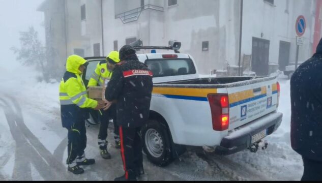 I carabinieri consegnano i farmaci agli anziani bloccati dalla neve