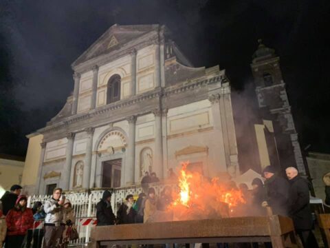 La luce della Candelora nello spettacolo teatrale Karibuni