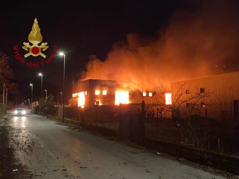 Capannone industriale in fiamme nella notte