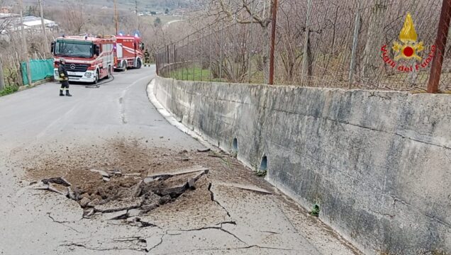 Fuga di gas e recupero di un furgone finito fuori strada