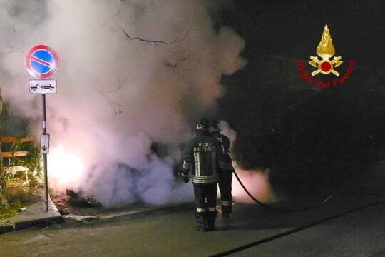 Auto in fiamme nella notte