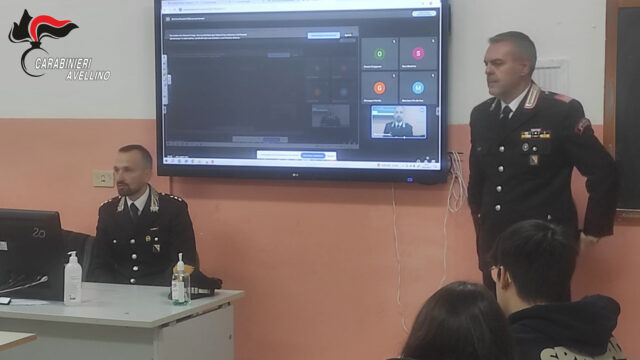 I carabinieri incontrano gli studenti del liceo