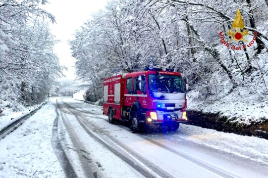 I vigili del fuoco alle prese con l’emergenza neve