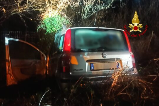 32enne nella scarpata con la sua auto