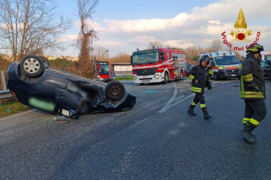 Auto si ribalta in un incidente e il conducente resta bloccato nell’abitacolo