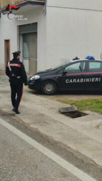 Cade in un tombino, salvato dai carabinieri e dai passanti