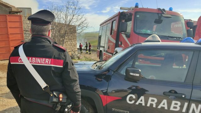 Divampa un incendio in un capannone agricolo