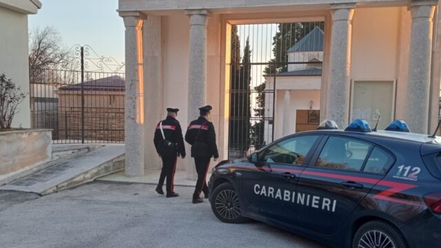 Profanate le cappelle al cimitero