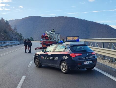 24enne si lancia nel vuoto