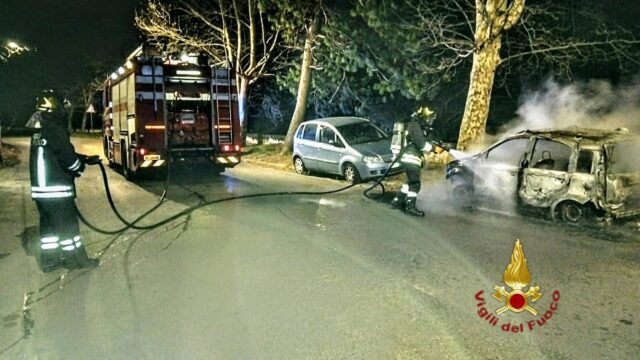 Auto in fiamme nella notte