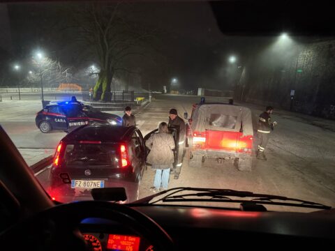 Auto bloccata da neve e ghiaccio