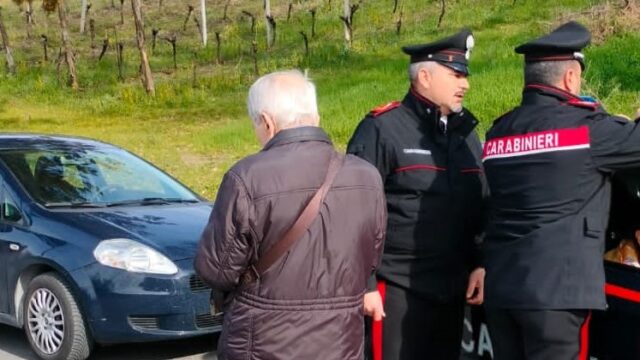 Auto nella scarpata, i carabinieri salvano una donna