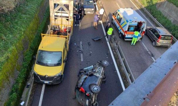 Auto si ribalta sull’Appia a seguito di uno scontro